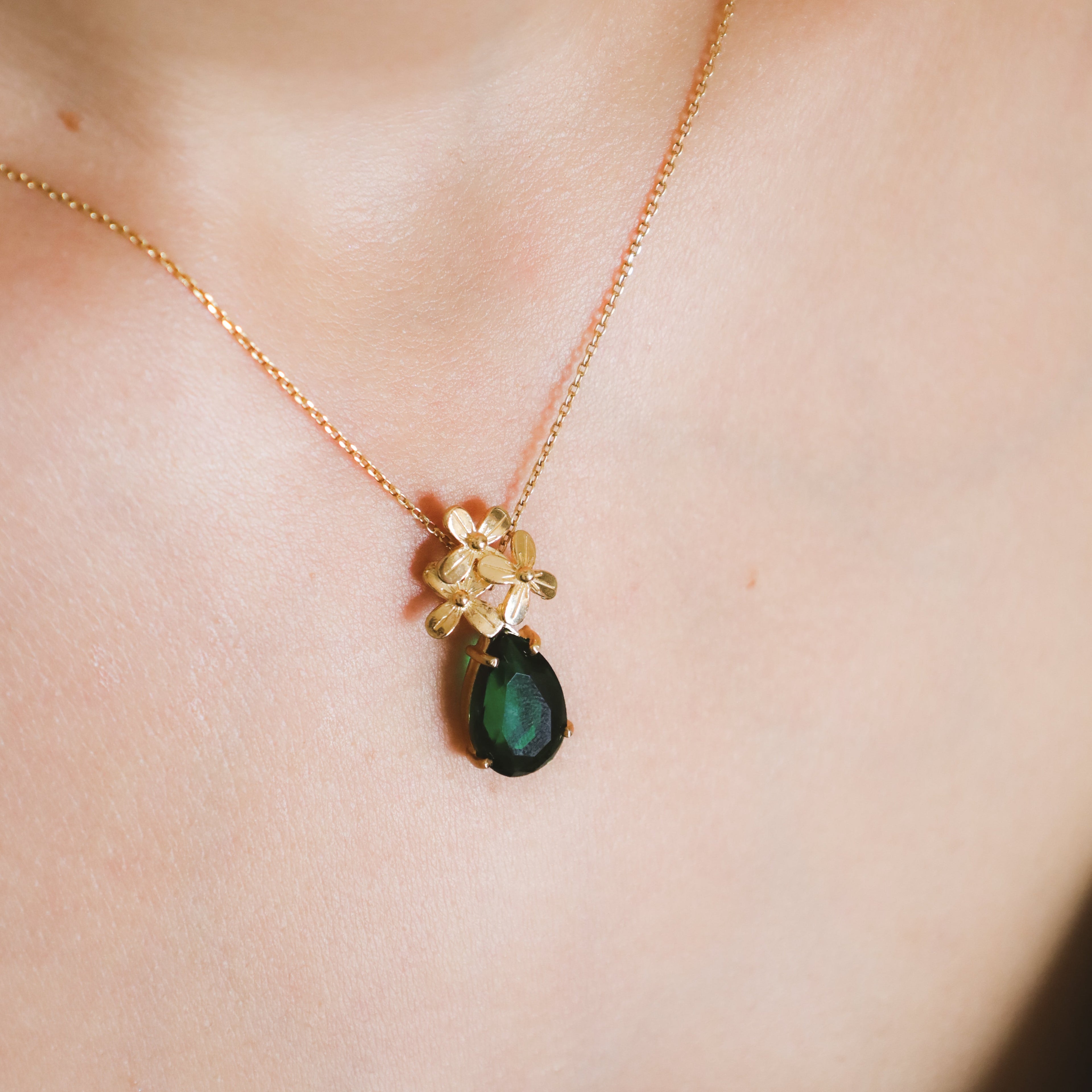 Colar Pétalas de Esmeralda